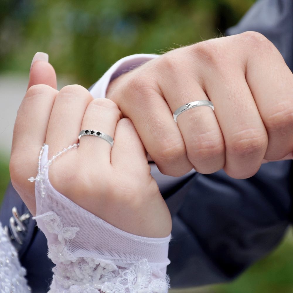 Кольцо когда замужем. Свадебные кольца на руках. Обручальное кольцо на руке невесты. Свадьба руки с кольцами. Парень с обручальным кольцом.