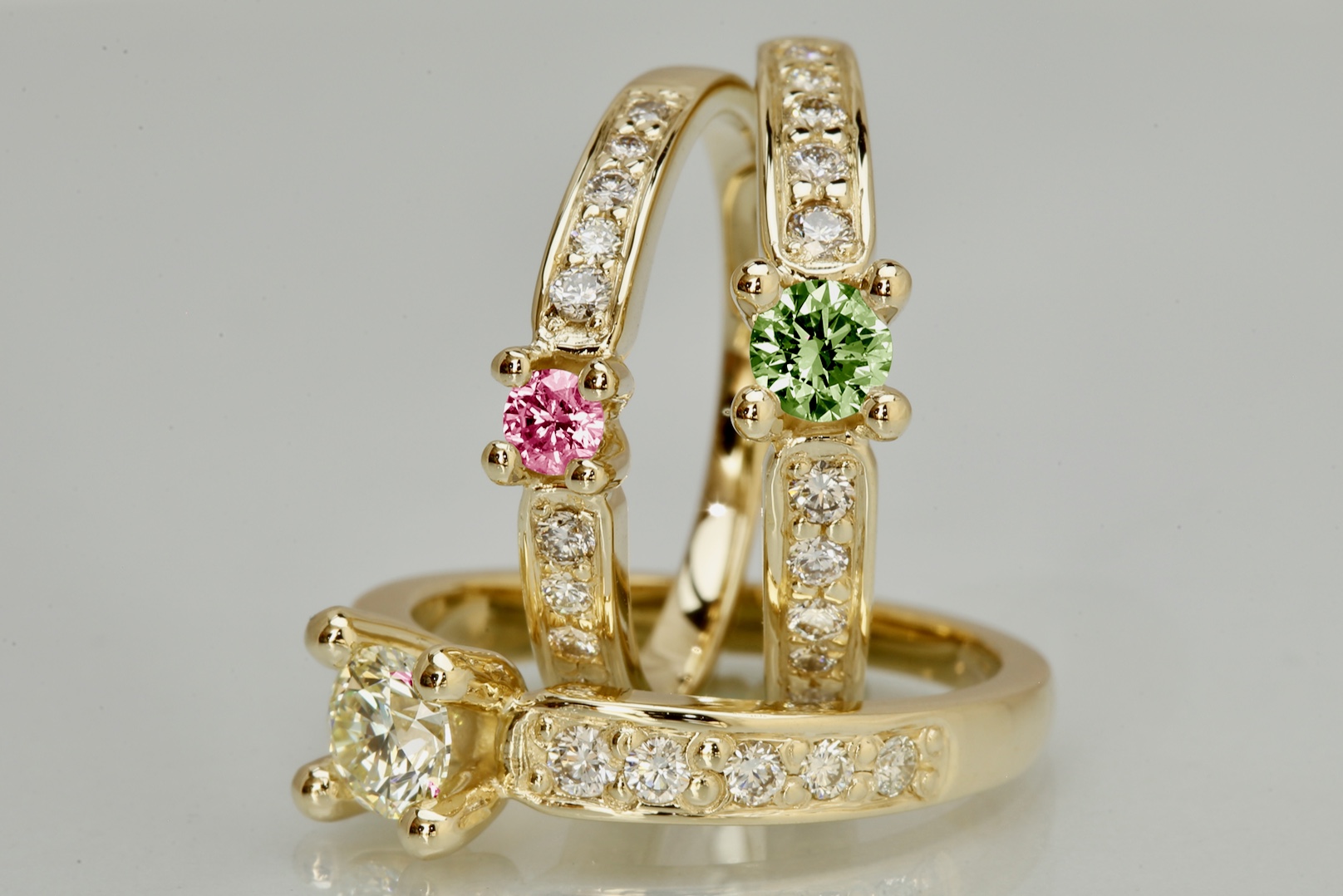Vielsesringe med 1 carat med pink sten til hende i guld eller hvidguld - Amazing Luxuz-labgrown