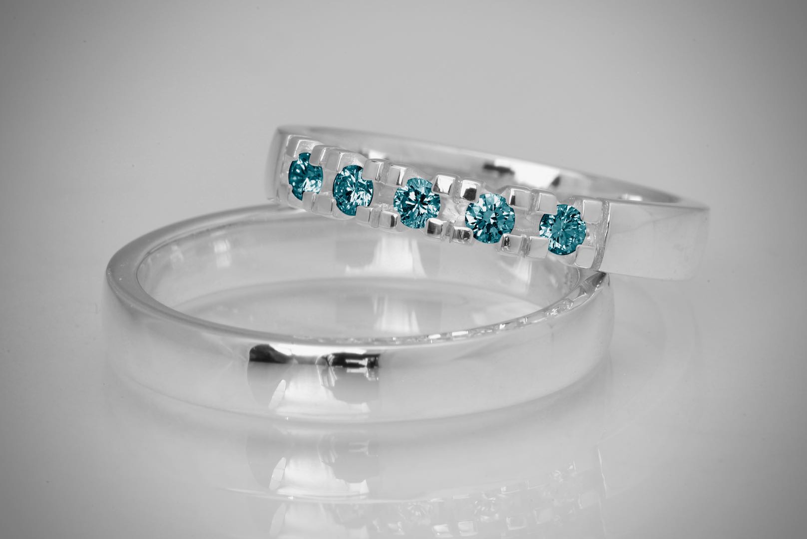 Allianz vielsesringe med blå labgrown diamanter - Unik prinsesse ring til hende