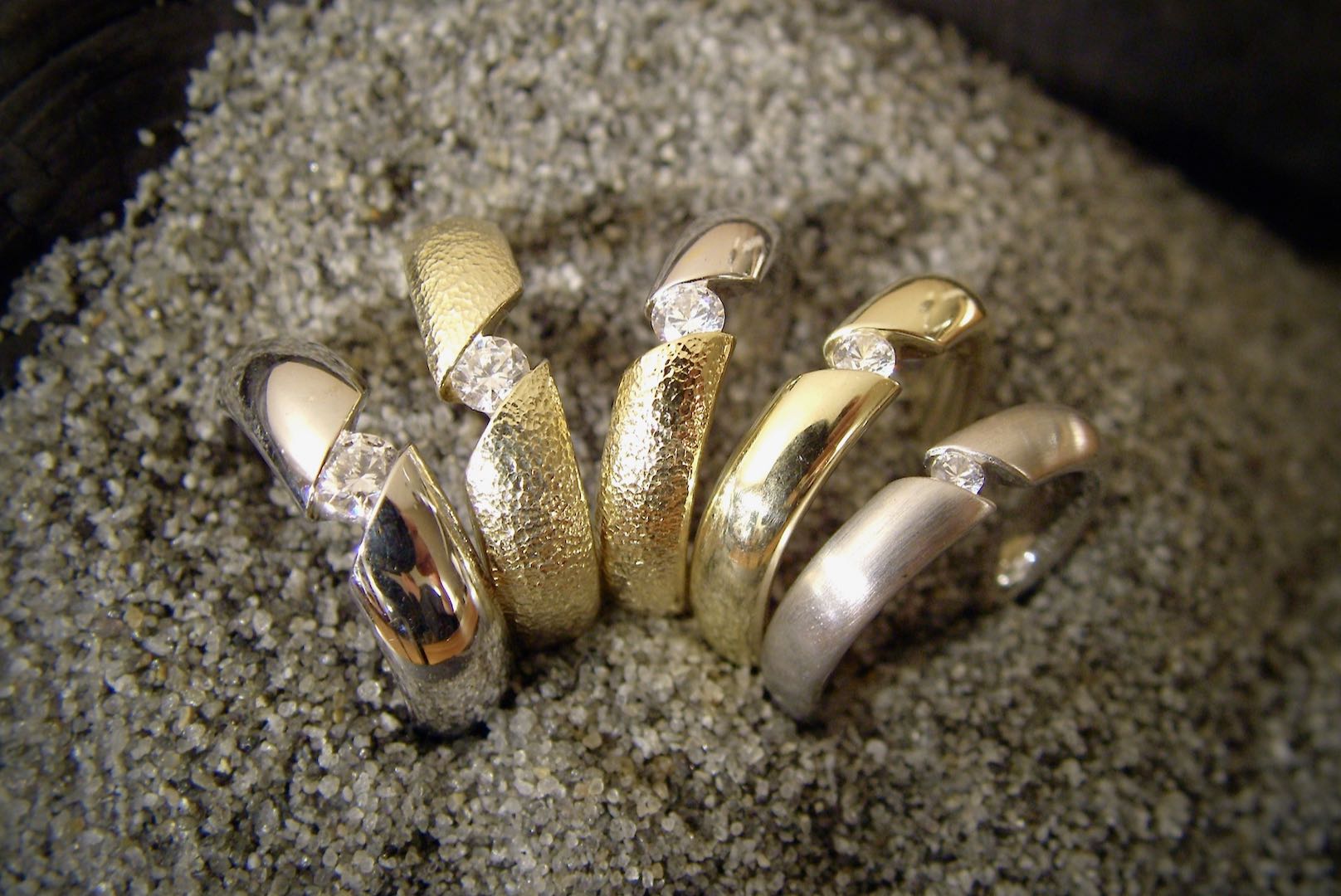Hjerteformet vielsesringe Royal Charm, er den perfekte forlovelses ring, vælg mellem guld og hvidguld 