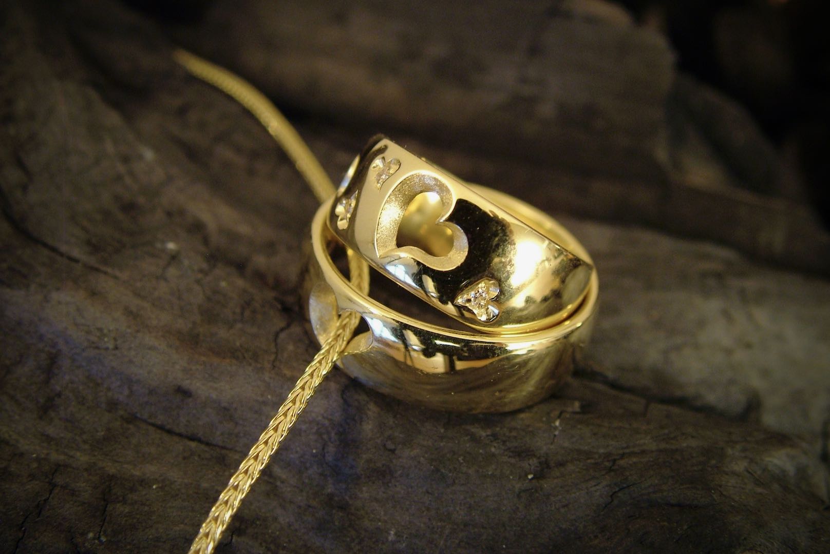 Match Function forlovelsesringe, er designet unikt med henblik på at være det perfekte sæt ringe til vielse fås i 14 karat guld