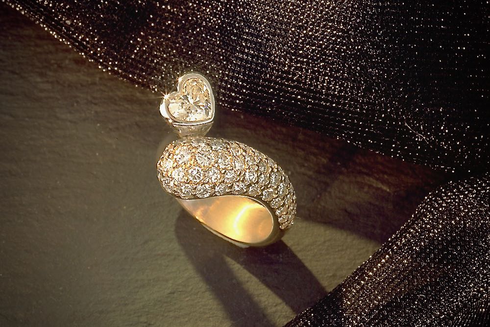Unikt special designet smykke med diamanter 