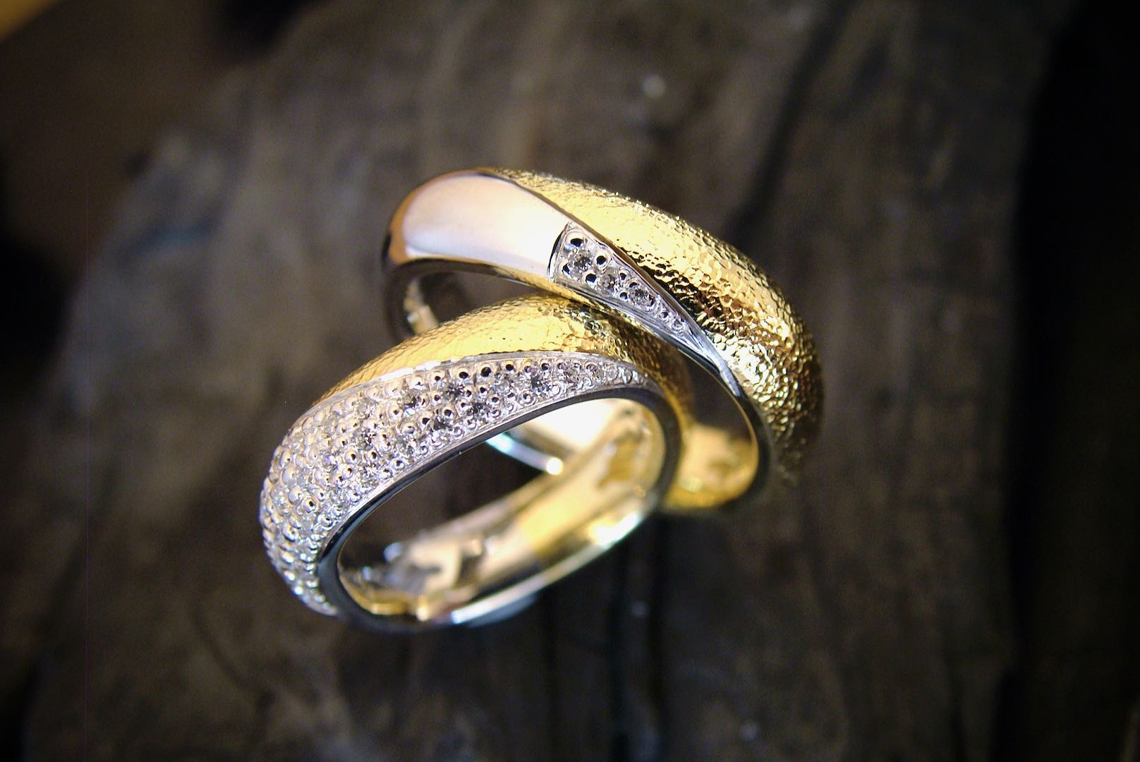 Firkantet vielsesringe Basic Promise med 39 diamanter elegant dansk design i 14 karat kombination af guld/hvidguld