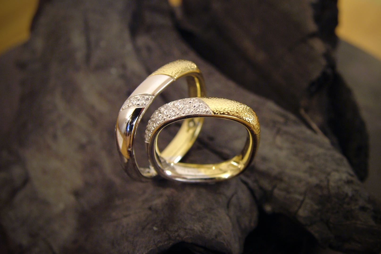 Basic Love forlovelsesringe unikt dansk design med 24 diamanter i 14 karat guld