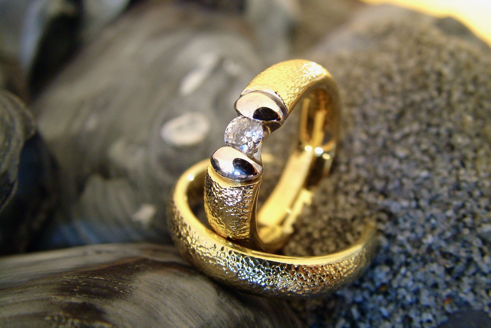 Unik Royal Trend vielsesringe fås både i guld og hvidguld, op til 0,24 ct. diamant 