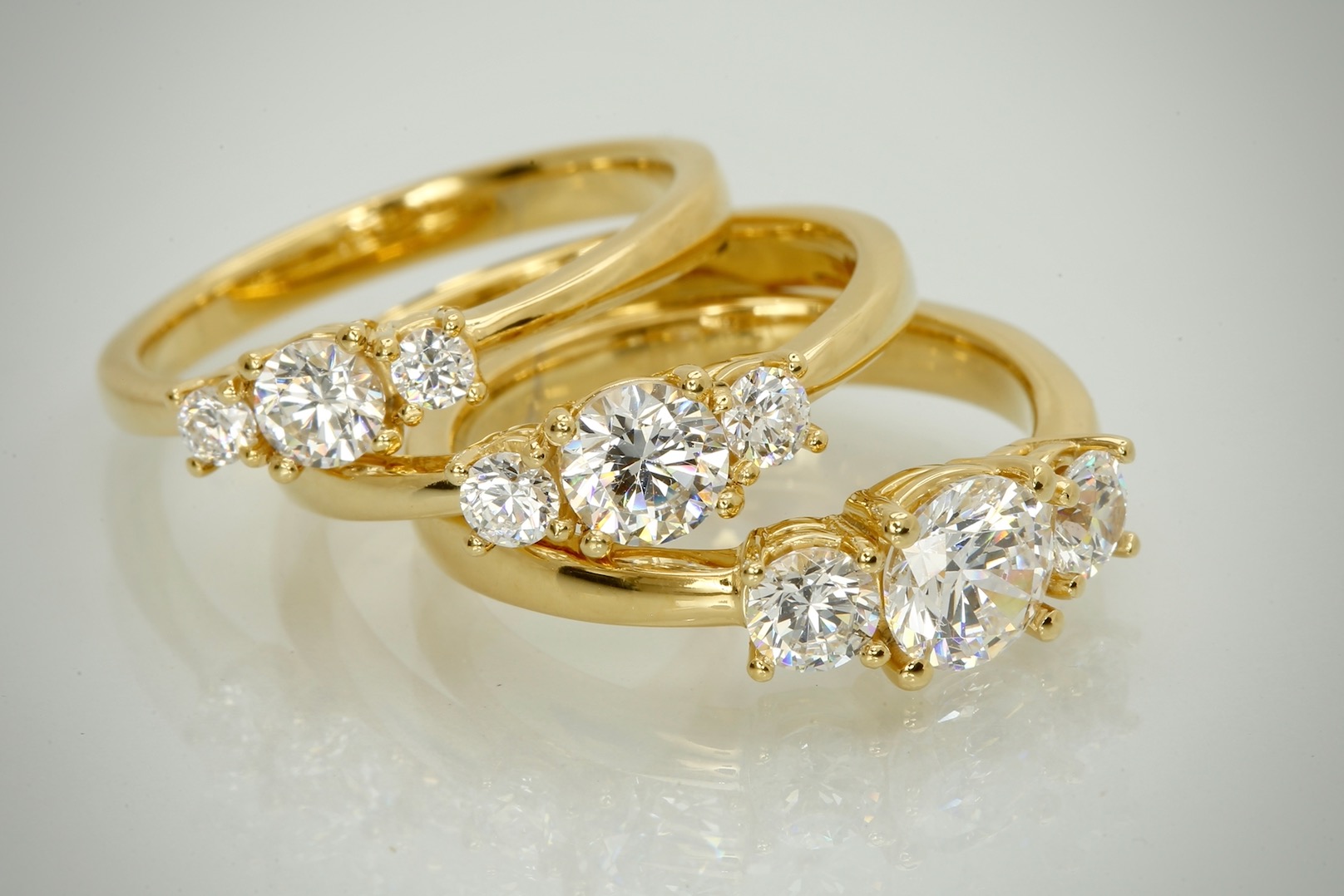 Allianz vielsesringe, vælg diamant størrelse, diamant farve og guld eller hvidguld
