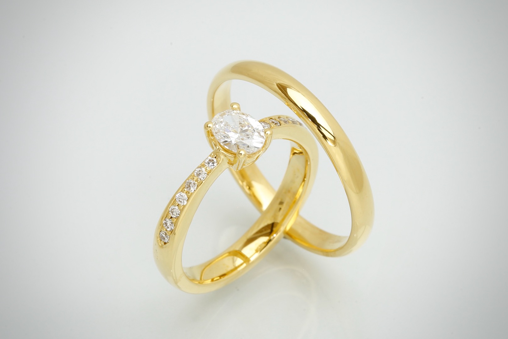 Allianz vielsesringe, vælg diamant størrelse, diamant farve og guld eller hvidguld